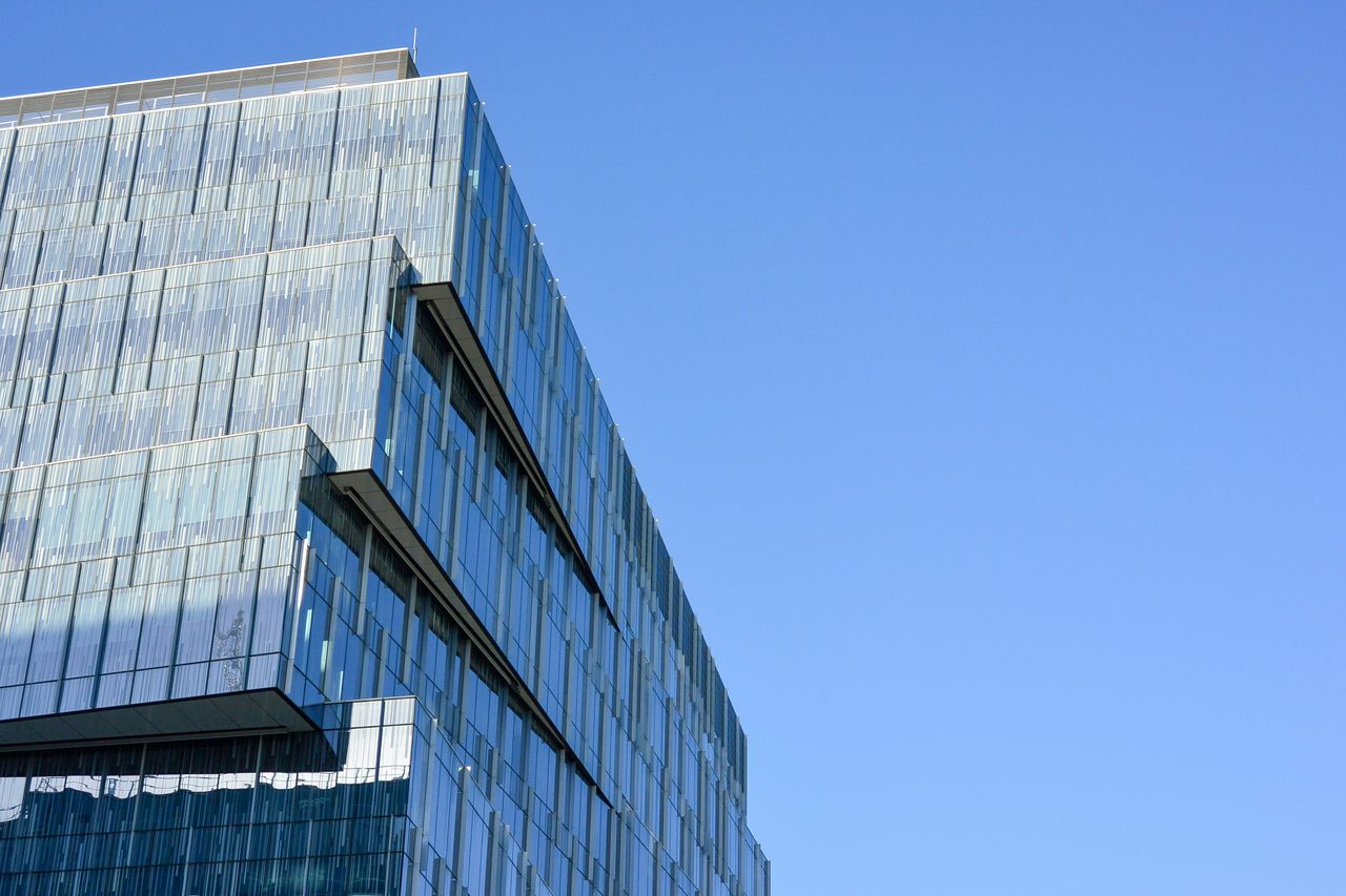 Moderne Unternehmenszentrale mit Ausblick und Meetingräumen